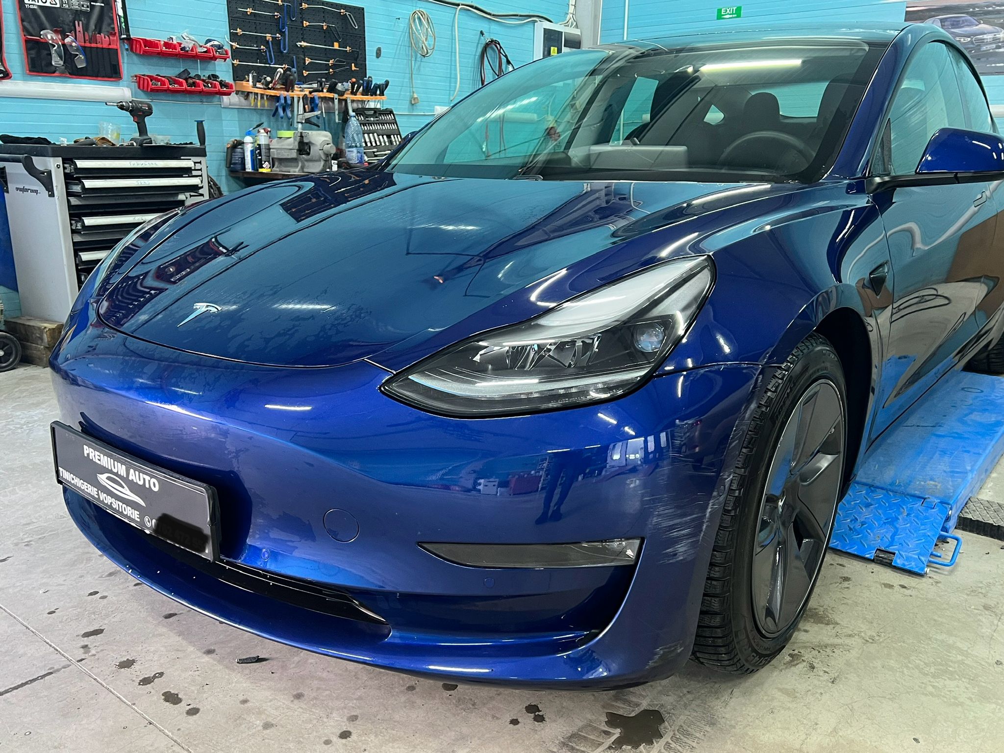 Tesla înainte de intervenție, cu avarie vizibilă